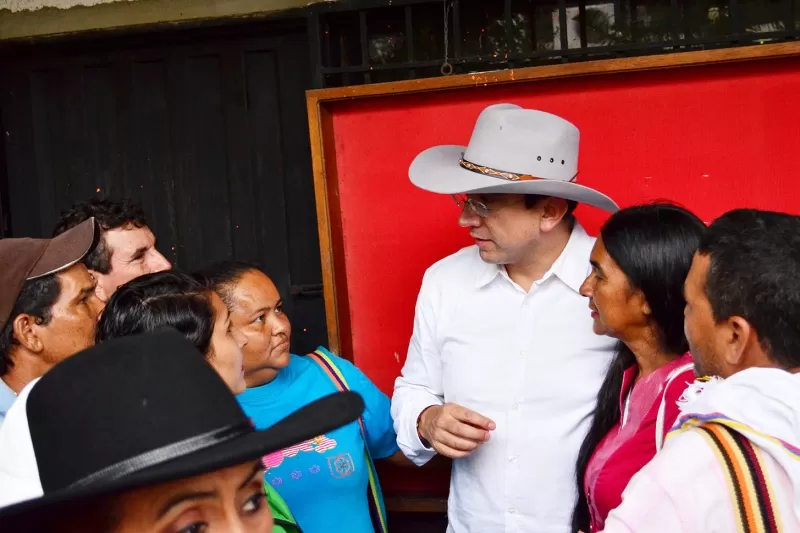 El ministro Diego Molano dialoga con la comunidad araucana.